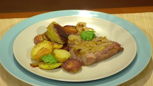 Bravčová krkovička na karamelizovanom cibuľke a pečenými zemiakmi