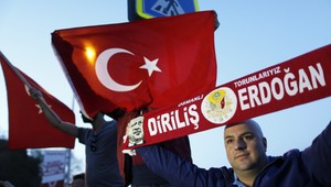 Úrady vydali zatykače na desiatky ďalších novinárov