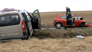 Čelná zrážka dvoch áut, mladík (24) bojuje o život