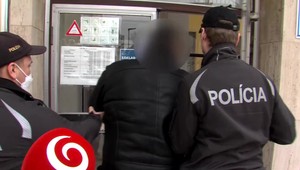 Muž sa svojej manželke vyhrážal smrťou. Zatkli ho, keď jej tĺčikom na mäso zlomil prst