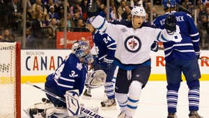 Famózny štart Toronta, Winnipeg hľadá cestu k výhram