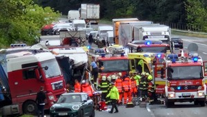 Po tragickej nehode na D2 je stále v nemocnici šofér autobusu