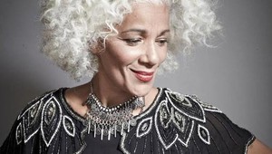 Na staré kolená modelkou: Túto zrelú krásku si módny svet zamiloval