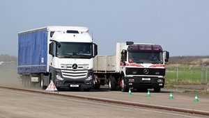 Je šokujúce vidieť, ako dva kamióny zlikvidujú osobné vozidlo medzi nimi