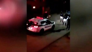 Dohra útoku pri policajnom zásahu: Jeden z bitkárov skončil vo väzbe