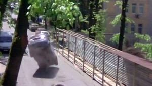 VIDEO: Kanálový kryt odstrelil auto ako nič