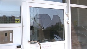 Nočné vyčíňanie: Muž ničil dvere kanalizačným poklopom