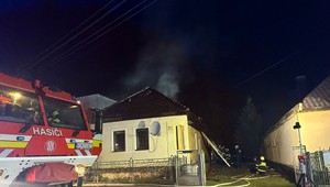 Rodinný dom zachvátili plamene. Staršiu pani previezli do nemocnice