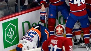 VIDEO. Sundström skončil po náraze hlavou do mantinelu v nemocnici