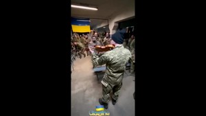 VIDEO: Vojak v úkryte zahral na husliach ukrajinskú hymnu