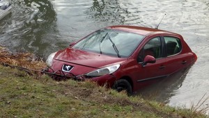 Po šmyku skončila mladá vodička vo vode. Pomohol jej okoloidúci