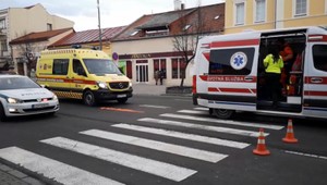 Dve chodkyne skončili po nehode v nemocnici. Za volantom auta mal sedieť policajt