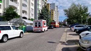 Žena chcela vyskočiť z okna paneláku. V poslednej chvíli ju zachytila iná žena