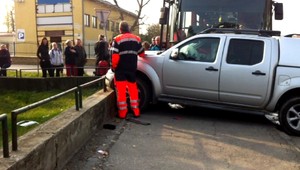 Nehoda v Rači. Vodič tereňáku nedal prednosť autobusu