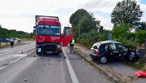 Po zrážke s nákladným autom vyhasol život 83-ročnej vodičky