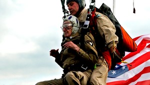 Veterán (93) si zopakoval zoskok z lietadla