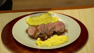 Bravčová panenka v slaninke na karamelizovanej cibuli, polentovaná kaša