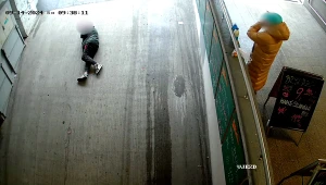 Muž spal vo vjazde do garáže. Ľahostajnosť okoloidúcich ho stála život