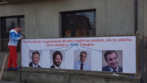 FOTO: Na plot si zavesil predstaviteľov vlády. Pútač zdieľajú tisícky ľudí