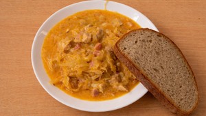 Segedínsky guláš s chlebom alebo knedľou