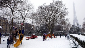 Západná Európa sa topí v snehu. Zabíjal aj silný vietor...