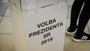 Ako volili kandidáti? Čaputová za zborového pozdravu novinárov, Šefčovič vtipkoval o rezňoch