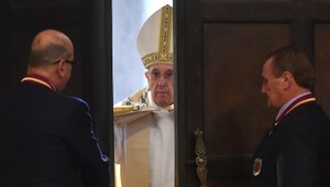 Polícia zhabala obálku určenú pápežovi: Náboje a záhadný odkaz o financiách