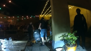 Do známeho podniku vtrhli desiatky policajtov. Zásah kritizuje viacero návštevníkov