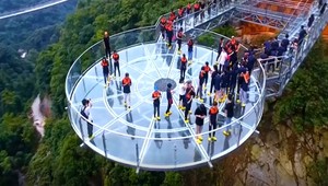 Novým svetovým unikátom je najväčší sklenený most. Vyhliadku zažijete vo vzduchu