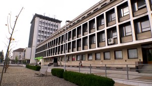 Ľubicu (41) dobodal agresívny manžel v policajnom aute. Pred súd sa postavili policajti, ktorí v prípade zasahovali