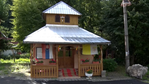 Kňaz dal vypnúť elektrinu v kaplnke vraj, aby šetril. Kostolník hovorí, že ľudia sa na to skladali