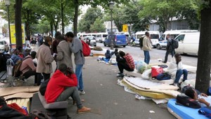V uliciach Paríža žijú tisíce utečencov s malými deťmi