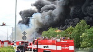 Obrovský požiar v Prahe. Z haly sa ozývali výbuchy a okolie zamorili kúdoly hustého čierneho dymu