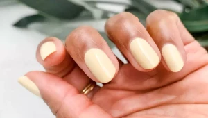 Jar a leto patrí žiarivej farbe butter yellow: Táto manikúra je veľkým hitom!