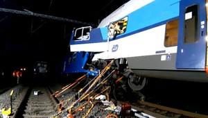 Zrážka vlakov v Česku skončila tragédiou: Zranili sa desiatky cestujúcich, rušňovodič zomrel