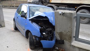 Ranná námraza zapríčinila nehodu. Vodička skončila v betónovom plote