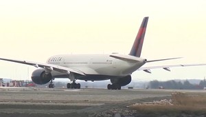 VIDEO: Pri turbulenciách sa zranili desiatky ľudí. Jeden skončil medzi batožinami