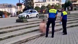 Ľudia sa nestačili čudovať: Muž sa prechádzal centrom mesta úplne nahý