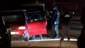 Muž zavolal manželke aby mu priniesla do auta vodu. Po príchode mal prestrelený hrudník