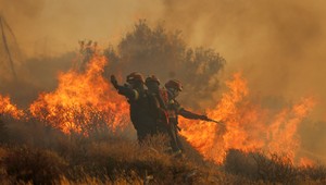 Lesné požiare na Kréte narušili dovolenky stoviek turistov, evakuovali celé rezorty