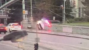 Policajné auto z nezistených príčin prerazilo plot mosta a spadlo do rieky