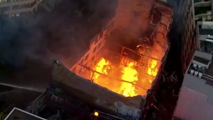 VIDEO: Výškovú budovu v Sydney zachvátili plamene, pomáha vyše 100 hasičov