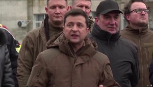 Napätie na Ukrajine: Svetoví lídri telefonujú, krajiny sťahujú diplomatov. Všetci sa obávajú stredy