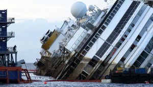 Vyťahovali havarovanú Costa Concordiu