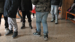 Žiak sa spolužiačky pýtal, či si učiteľka všimne, ak by niekoho dobodali. V skrinke mu našli nože