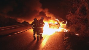 Auto začalo počas jazdy horieť, ľudia museli vyskakovať z auta