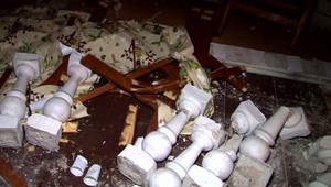 Oslavovali narodeniny, keď sa na nich zrútil balkón. Mladí ľudia ostali zasypaní pod ním