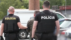 Policajná naháňačka: Muž vyhadzoval z auta drogy počas jazdy