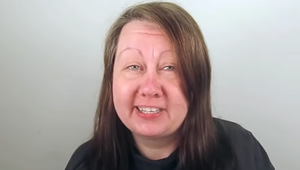 Žena prišla k profíkovi s jedinou prosbou: Robte si s mojimi vlasmi, čo len chcete!