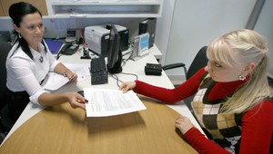 Slováci sa zadlžujú. O peniaze zbytočne prichádzajú aj na poplatkoch